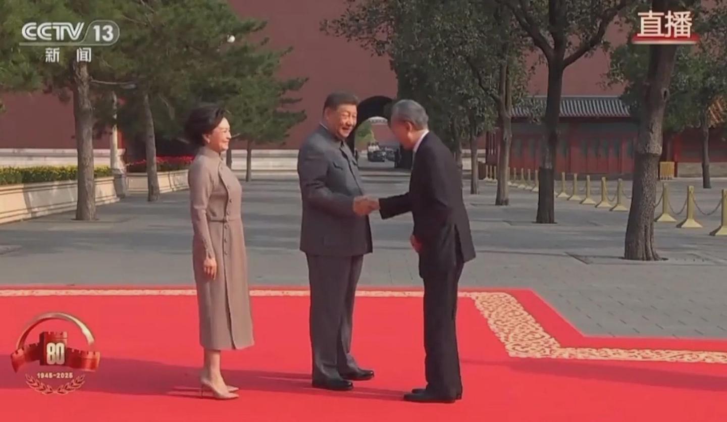 日前首相出席“中国抗日阅兵”，儿曾劝不要去！日本网友气炸狂骂：卖国贼（视频/组图） - 1