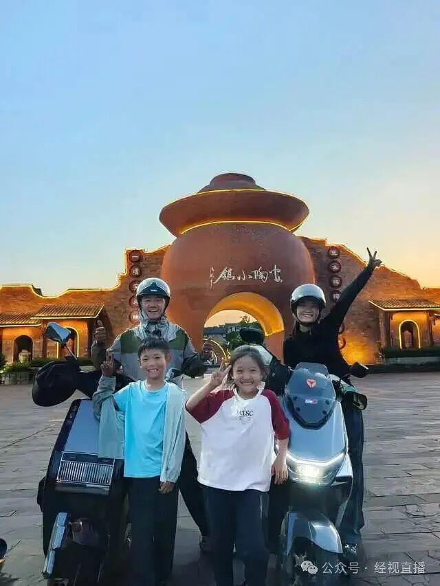 骑电瓶车带两娃跨越2000公里!一家四口17天抵达成都,本人回应:用喜爱的方式带孩子看世界(组图) - 2