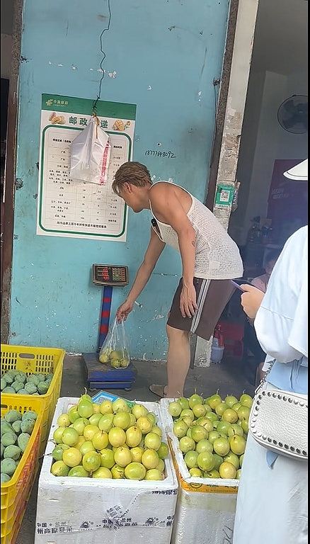 何超莲前度男友“嫁入”豪门梦碎，打回原形被发现广西摆摊卖水果（组图） - 5