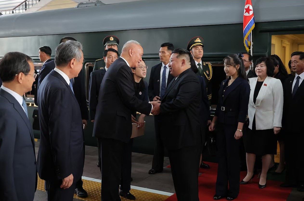 金正恩乘专列抵北京，女儿金朱爱随行！蔡奇、王毅迎接（组图） - 4