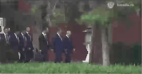 中俄领袖会谈后:普京赴习近平官邸茶叙,散步画面公开(视频/组图) - 1