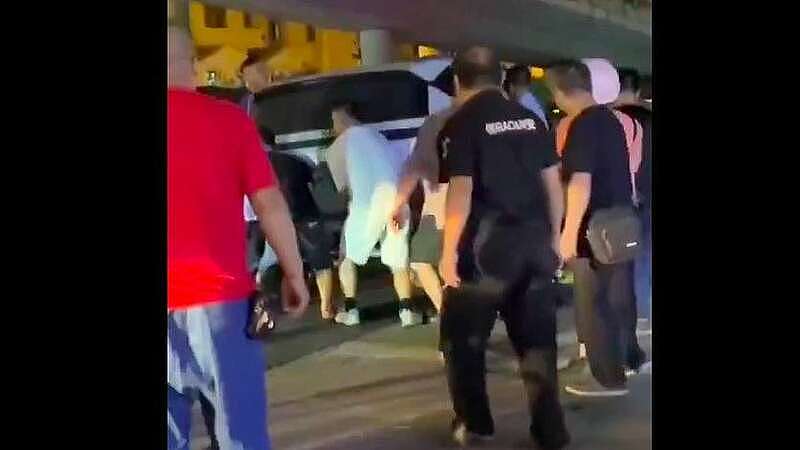 广州车撞路人酿至少6伤 目击者:有个小孩在车底(组图) - 1