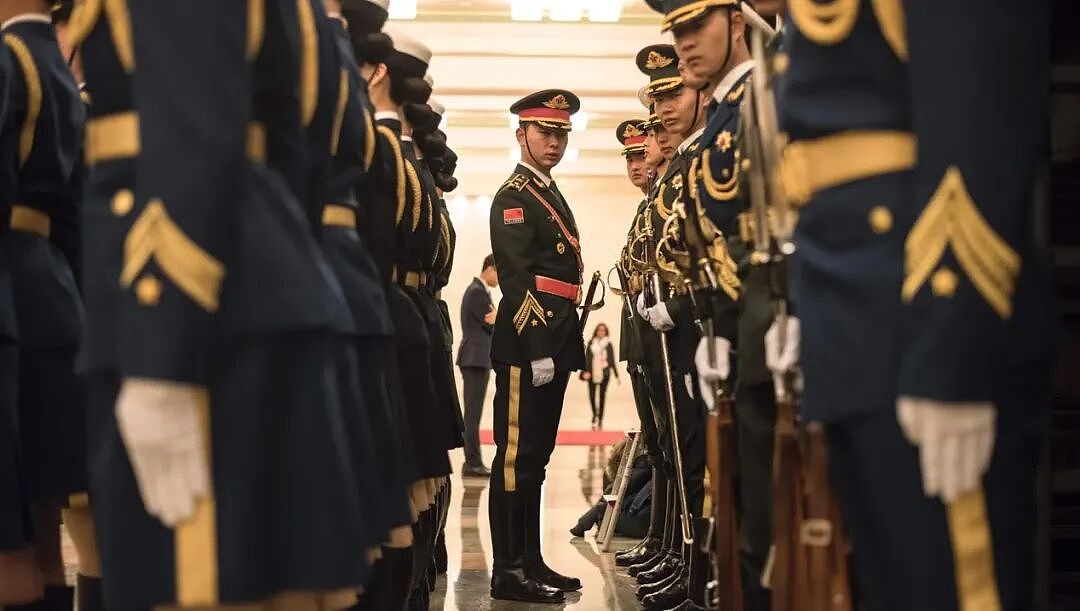 外网也热议!中国阅兵神器震撼外国网友,有人看完酸酸自嘲:我们的烂游行就手里拿个无人机走来走去…(组图) - 11