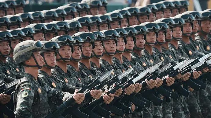 外网也热议!中国阅兵神器震撼外国网友,有人看完酸酸自嘲:我们的烂游行就手里拿个无人机走来走去…(组图) - 8