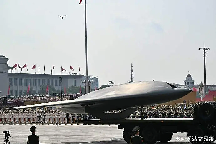 外网也热议!中国阅兵神器震撼外国网友,有人看完酸酸自嘲:我们的烂游行就手里拿个无人机走来走去…(组图) - 15