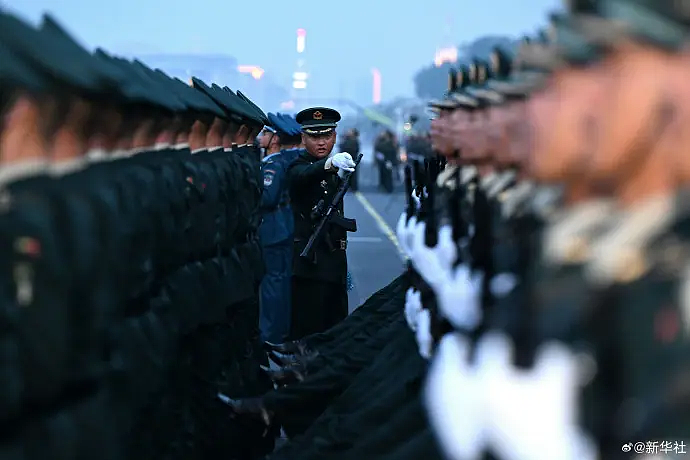 外网也热议!中国阅兵神器震撼外国网友,有人看完酸酸自嘲:我们的烂游行就手里拿个无人机走来走去…(组图) - 26