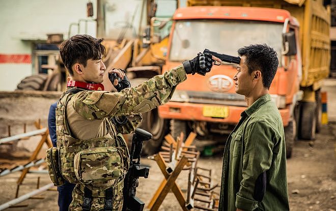 吴京的境况折射多少演员的无奈:时代抛弃你时,连招呼都不会打(组图) - 10