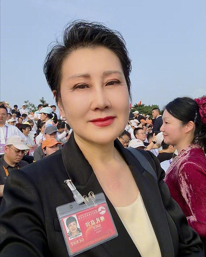11位艺人观看阅兵！张凯丽泪洒现场，王雷很激动，吴千语夫妇同框（组图） - 2