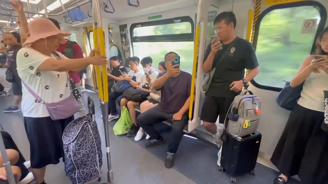 港铁上内地大叔霸座被乘客围攻：这里是香港！（组图） - 9