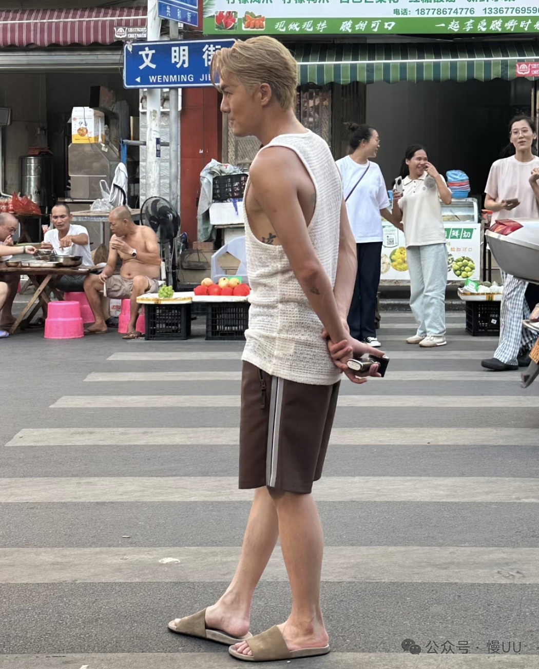 男星吴克群在广西街头卖水果，白背心+拖鞋超接地气（组图） - 6