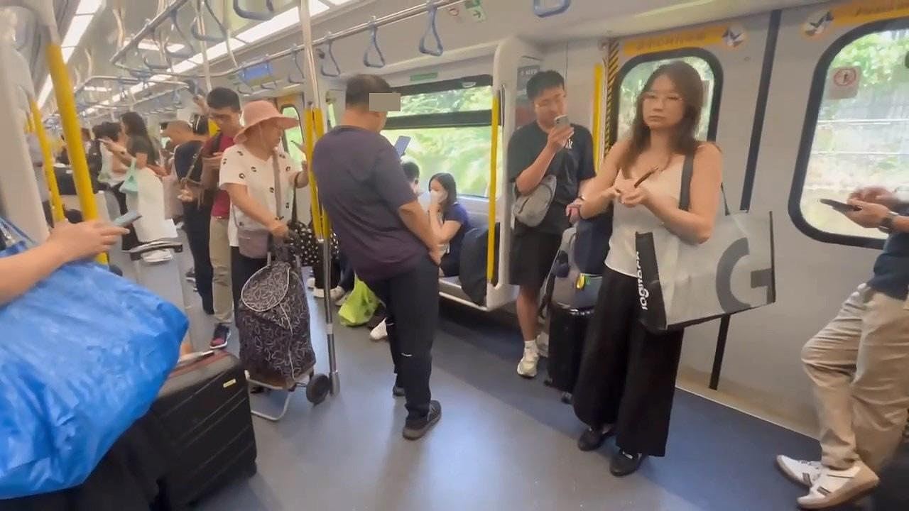 港铁上内地大叔霸座被乘客围攻：这里是香港！（组图） - 2