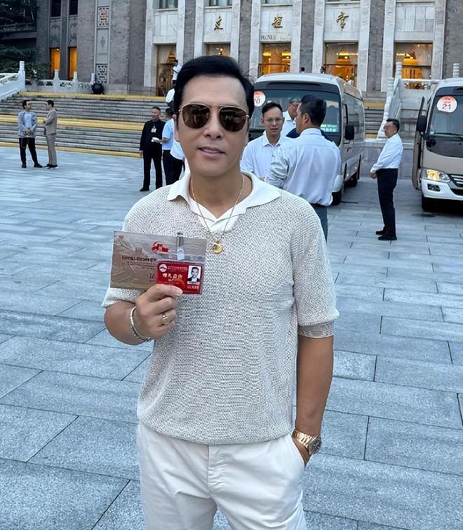 吴京的境况折射多少演员的无奈:时代抛弃你时,连招呼都不会打(组图) - 1