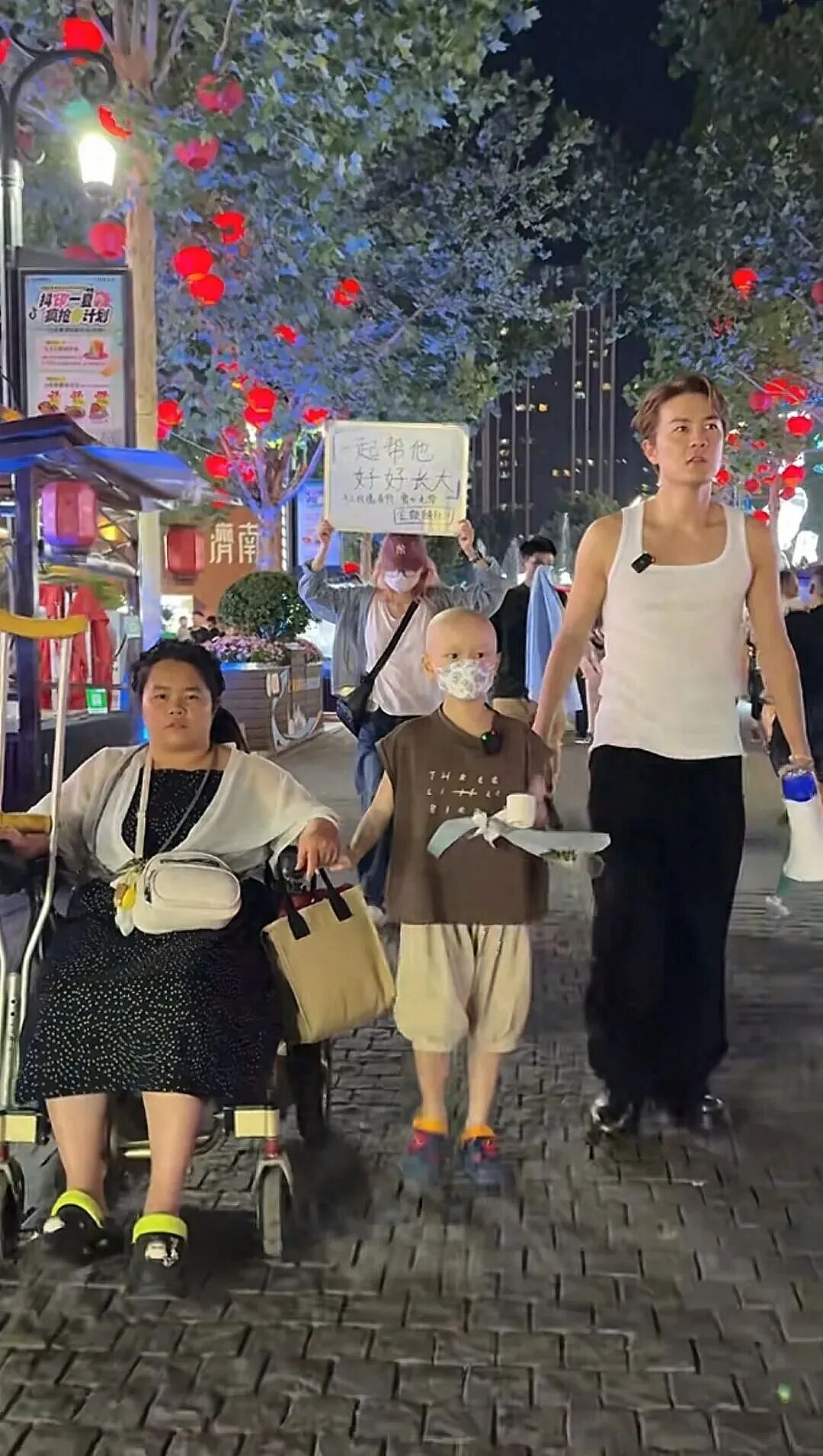 男星吴克群在广西街头卖水果，白背心+拖鞋超接地气（组图） - 7
