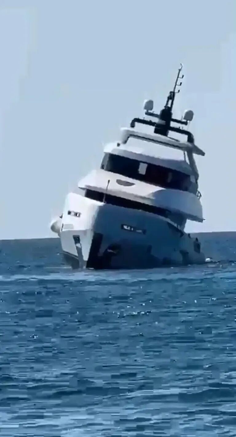 豪华游艇下水15分钟就沉没!船员惊慌跳海逃生,百万美金打水漂(视频/组图) - 4