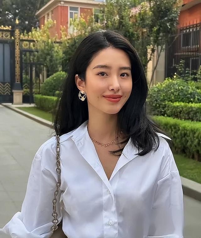 全网等着看笑话，离开了陈金飞，杨采钰还能这么有底气吗？（组图） - 17