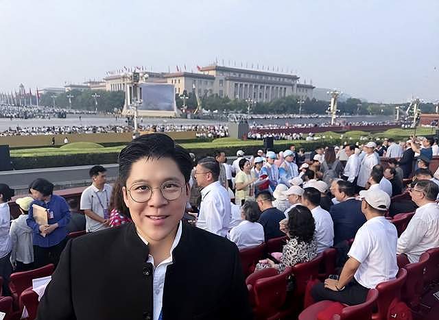 香港名流观礼九三阅兵！霍震霆激动，邝美云低调，张明敏唱中国心（组图） - 5