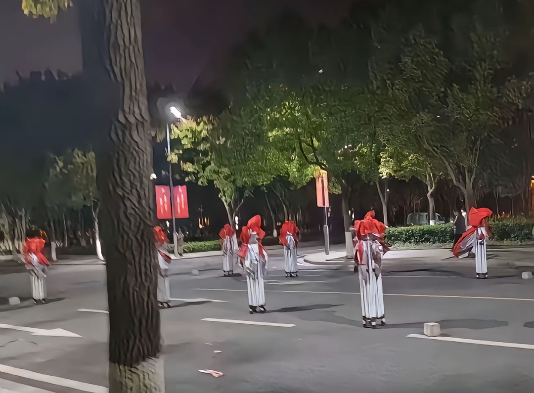 【宠物】网友半夜抱狗看恐怖片，没想到娃醒了站在他们后面，把狗给吓飞了…狗：这狗不当也罢（组图） - 6
