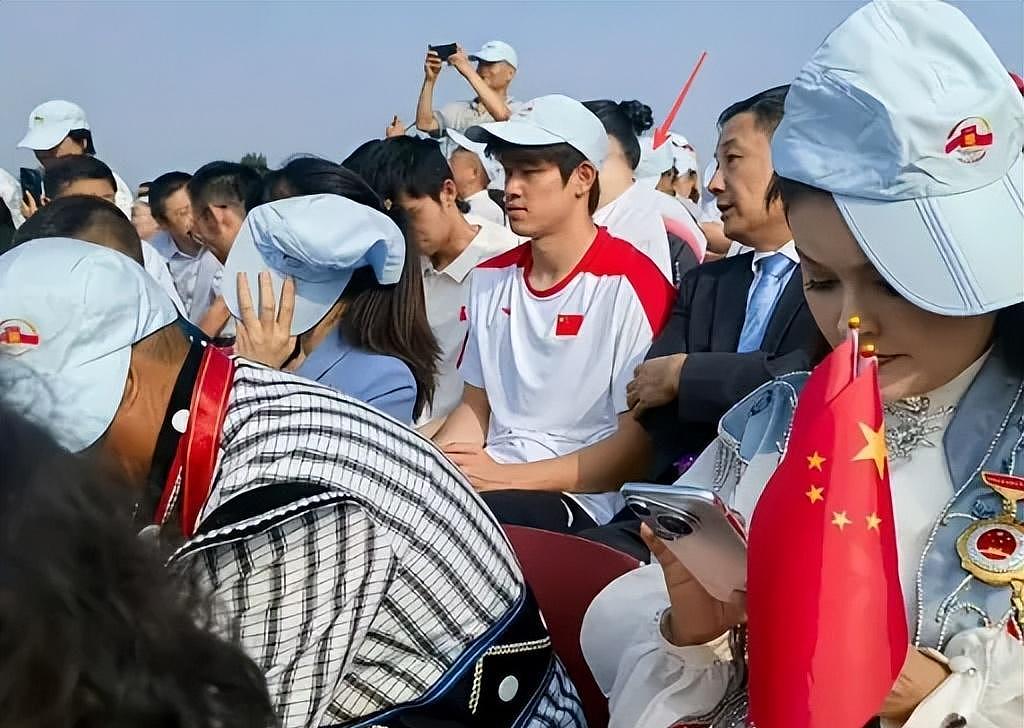 22位明星聚在阅兵当场:马龙羞涩,69岁张明敏一句话看哭整场比赛(组图) - 17
