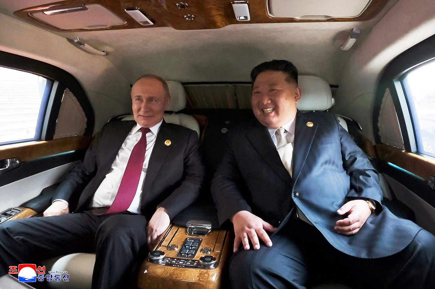 金正恩、普京“车内密谈”!朝鲜官媒大规模报导:受国际尊重的伟人(组图) - 2