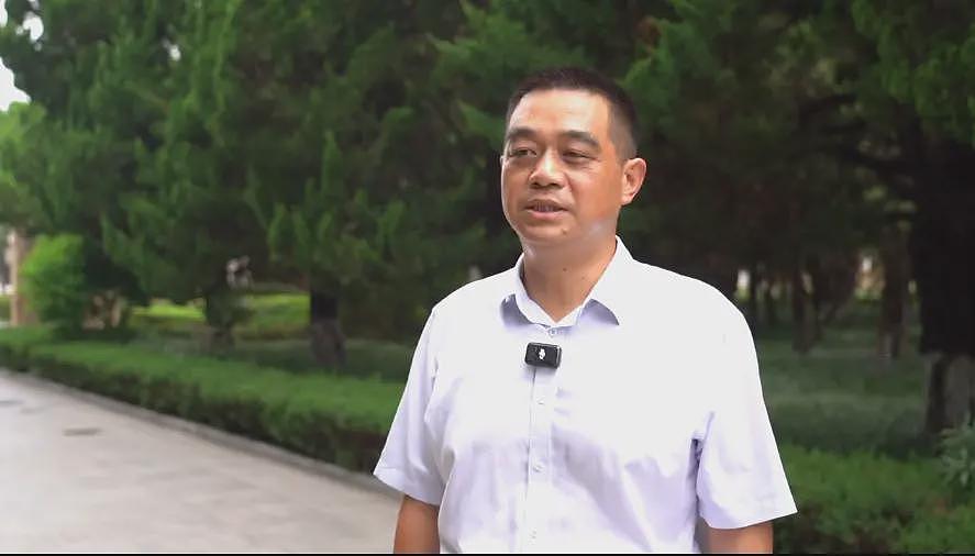 阅兵仪式上“刘老庒连“旗帜上的“庒“为什么多一点?(组图) - 4