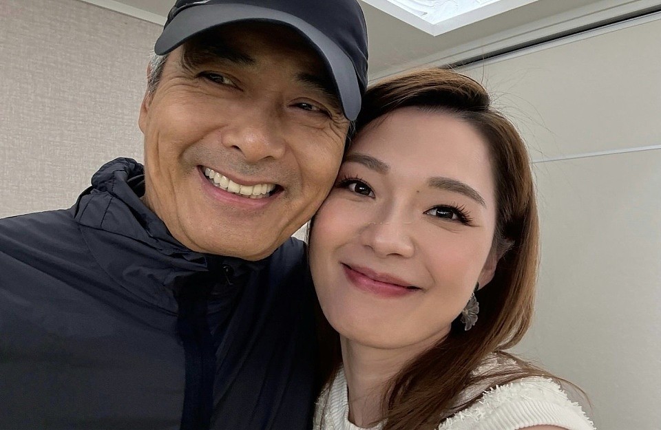 周润发为女星吕慧仪庆生,亲手给对方做长寿面,两人脸贴脸好亲密(组图) - 4