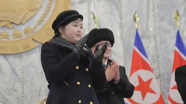 金正恩携女儿金主爱抵达北京出席中国阅兵式(组图) - 3