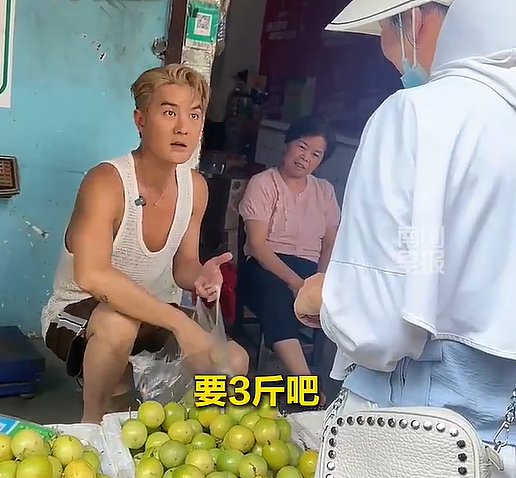 男星吴克群在广西街头卖水果，白背心+拖鞋超接地气（组图） - 1