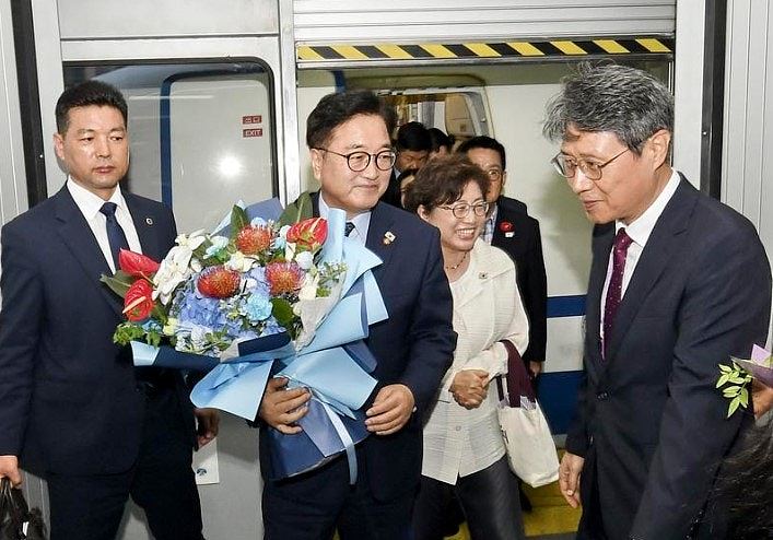 金正恩与韩国议长禹元植碰面,韩方证实两人仪式前握手(组图) - 2