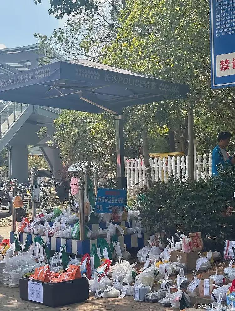 湖南中医药大学外卖火了!网友:在这找餐,说不定能顺便认个亲…(组图) - 2