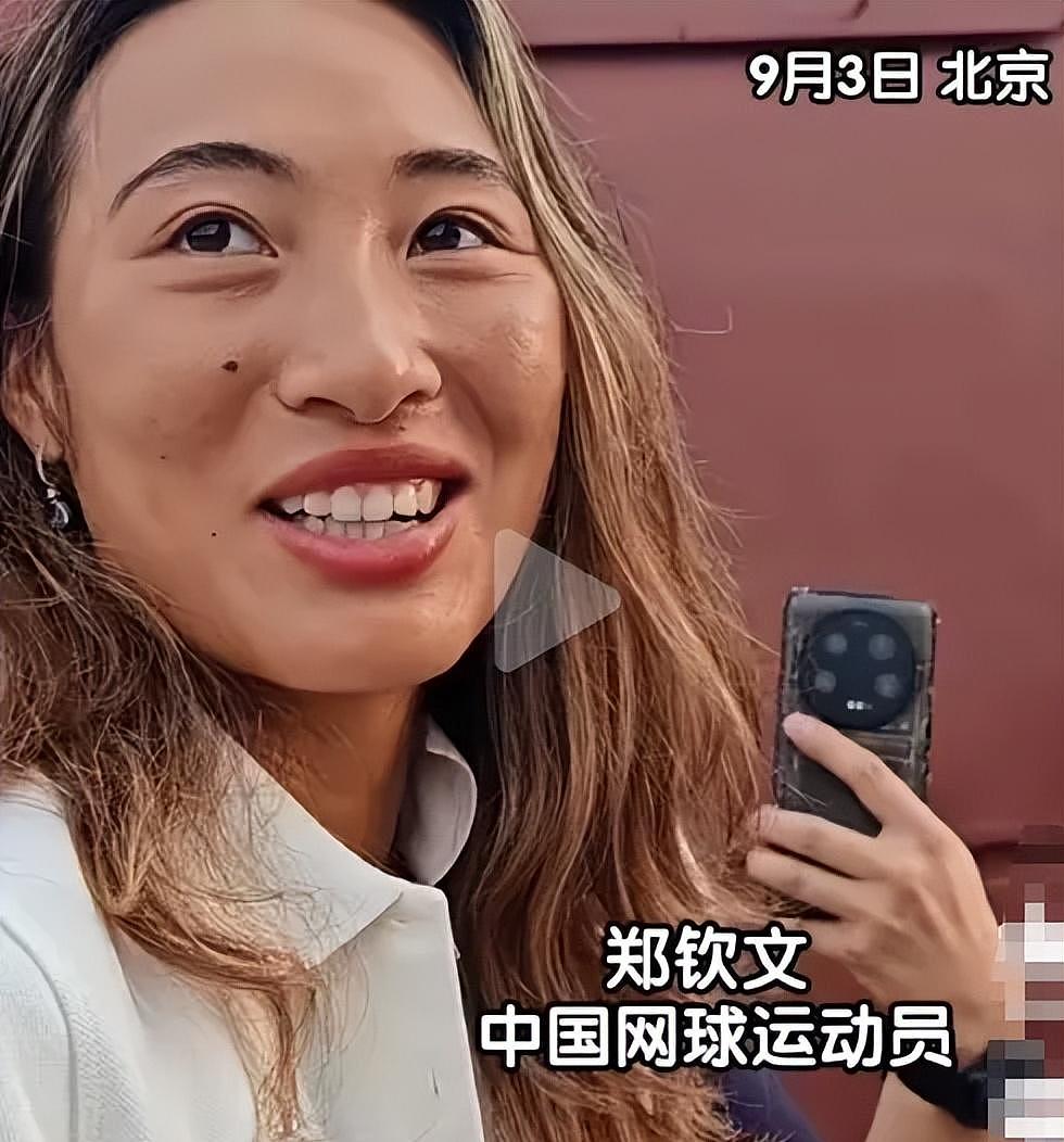 22位明星聚在阅兵当场:马龙羞涩,69岁张明敏一句话看哭整场比赛(组图) - 6