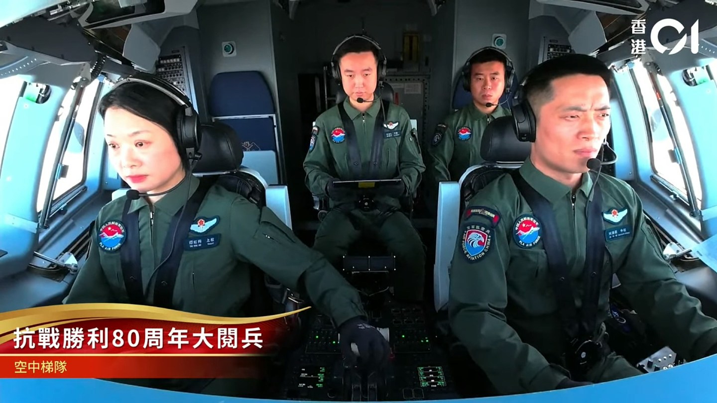 中国阅兵：“最帅女机长”驾运油-20A亮相，眼神坚毅获网民大赞（组图） - 3