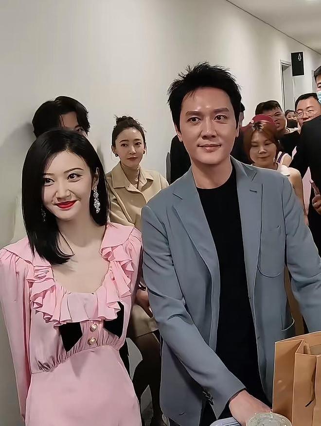 曝冯绍峰景甜闪婚，景甜方火速发声辟谣，乔杉转发引热议（组图） - 2
