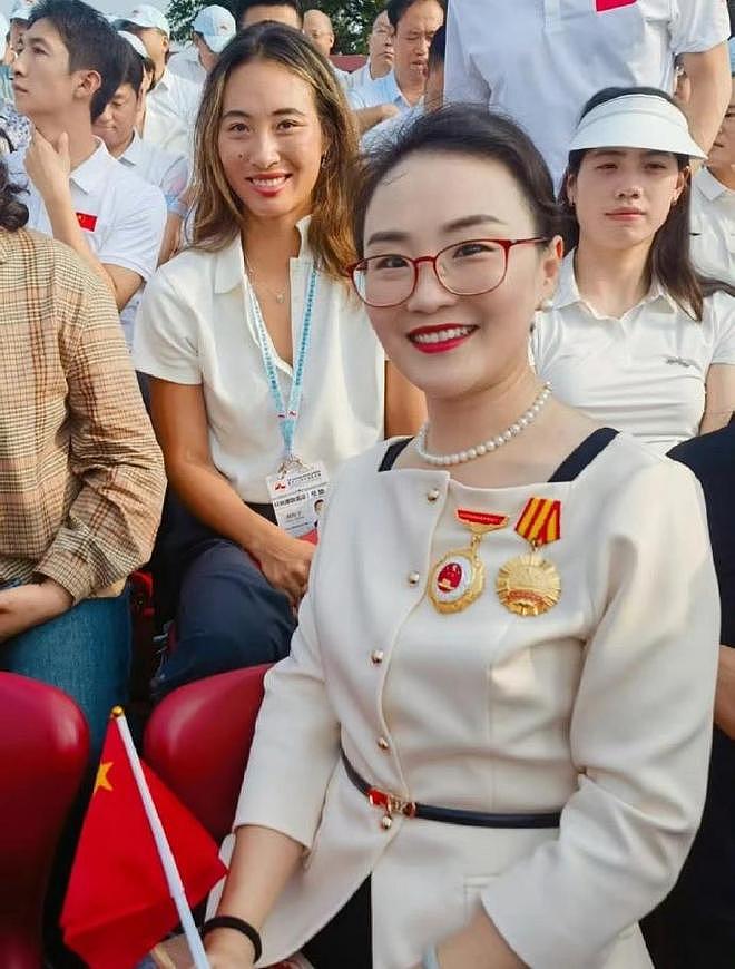 11位艺人观看阅兵！张凯丽泪洒现场，王雷很激动，吴千语夫妇同框（组图） - 22