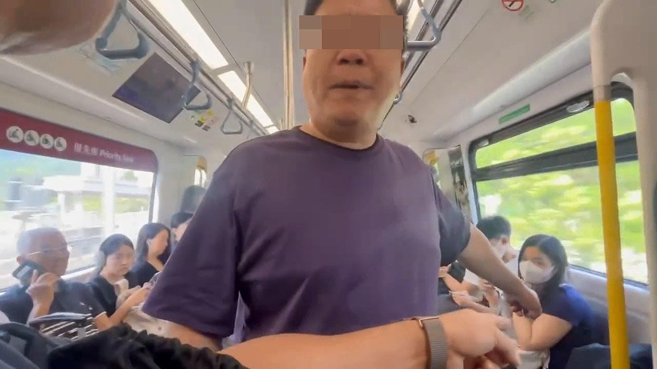 港铁上内地大叔霸座被乘客围攻：这里是香港！（组图） - 4