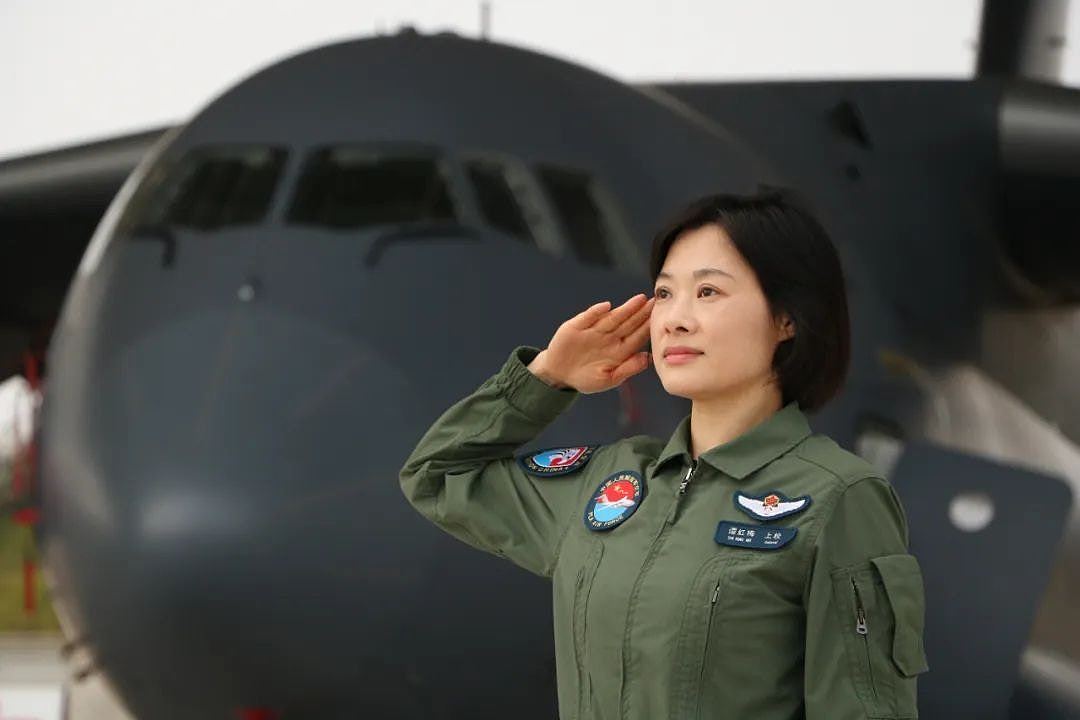 中国阅兵：“最帅女机长”驾运油-20A亮相，眼神坚毅获网民大赞（组图） - 8