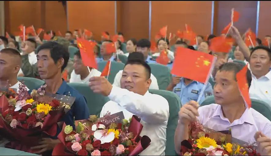 阅兵仪式上“刘老庒连“旗帜上的“庒“为什么多一点?(组图) - 1