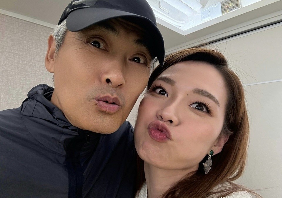 周润发为女星吕慧仪庆生,亲手给对方做长寿面,两人脸贴脸好亲密(组图) - 1