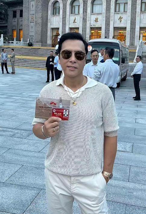 11位艺人观看阅兵！张凯丽泪洒现场，王雷很激动，吴千语夫妇同框（组图） - 14