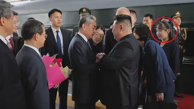 金正恩携女儿金主爱抵达北京出席中国阅兵式(组图) - 2