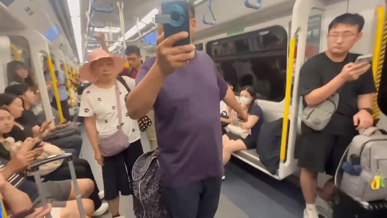 港铁上内地大叔霸座被乘客围攻：这里是香港！（组图） - 8