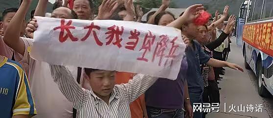 泪目了!汶川地震那个被救小男孩,以空降兵少尉身份参加阅兵…(组图) - 2