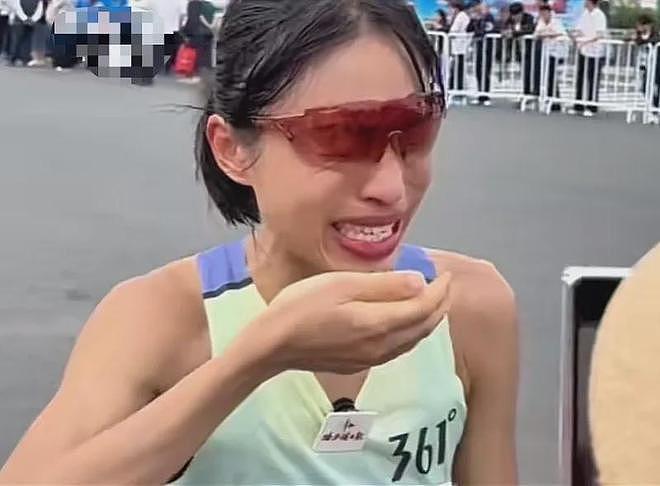 “最快女护士”已与品牌解约，丈夫回应质疑：当时的提问触到她的泪点（组图） - 2