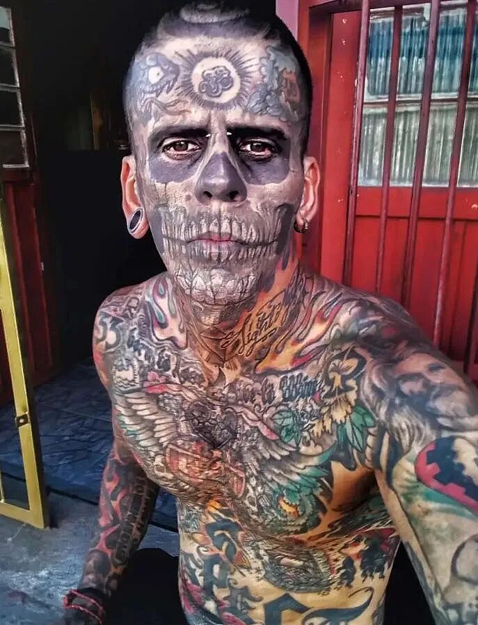 “巴西文身哥”当年全身文满,现在却要全部洗掉!老老实实找个班上...(组图) - 6