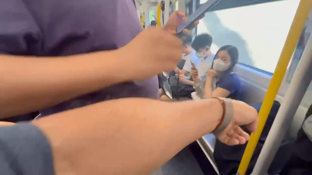 港铁上内地大叔霸座被乘客围攻：这里是香港！（组图） - 3