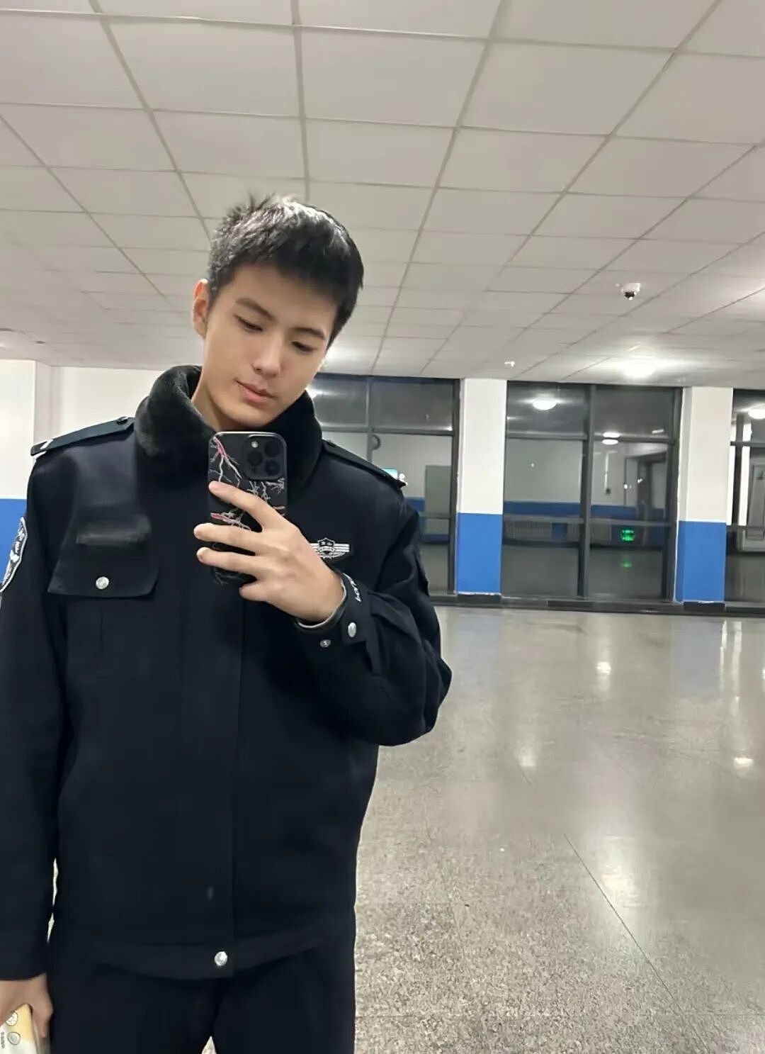 【帅哥】警官学院体育生校草,直男味爆棚,反差感满满...(组图) - 4