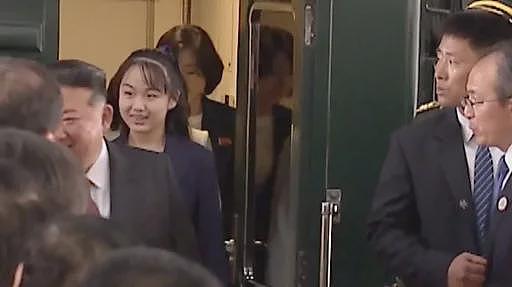 金正恩携女儿金主爱抵达北京出席中国阅兵式(组图) - 1