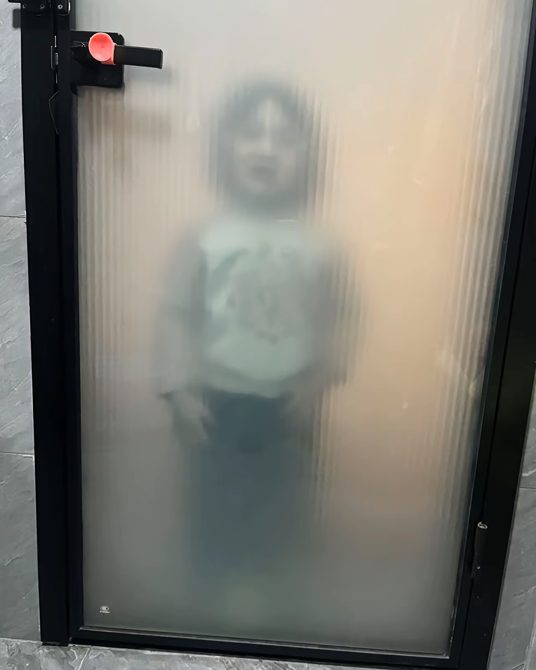 【宠物】网友半夜抱狗看恐怖片，没想到娃醒了站在他们后面，把狗给吓飞了…狗：这狗不当也罢（组图） - 5