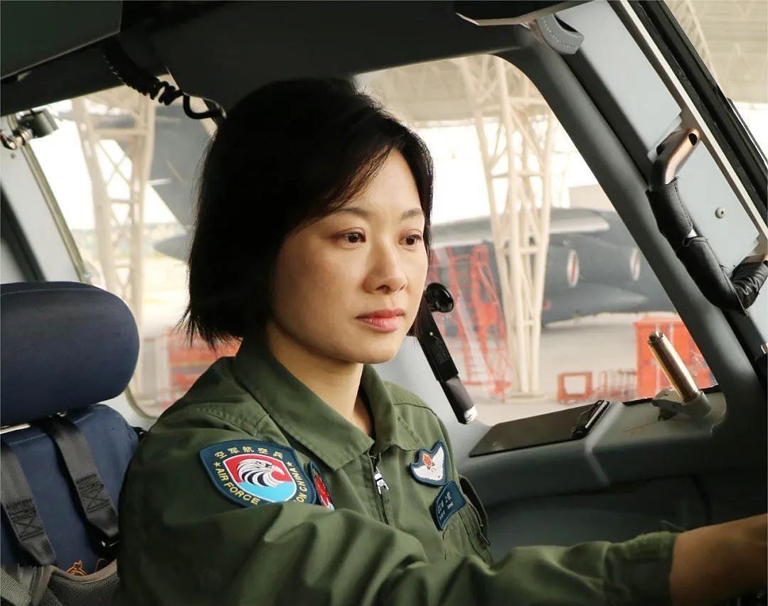 中国阅兵：“最帅女机长”驾运油-20A亮相，眼神坚毅获网民大赞（组图） - 5