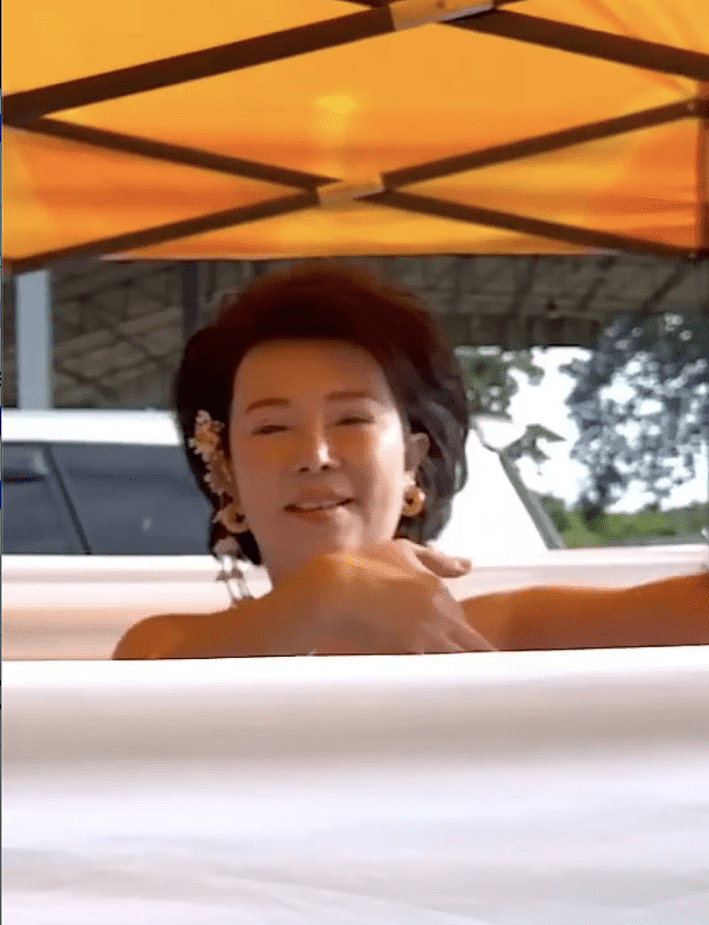承诺佩通坦下台佛像前祼跳！泰国前女议员说话算数，“裸舞”影片曝引发热议（视频/组图） - 1