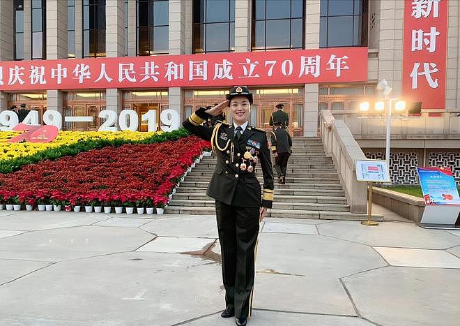 11位艺人观看阅兵！张凯丽泪洒现场，王雷很激动，吴千语夫妇同框（组图） - 6